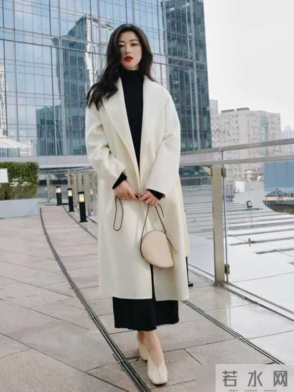 看了朱珠的穿搭，我悟了：秋冬大衣搭配颜色不过三，才更洋气显贵