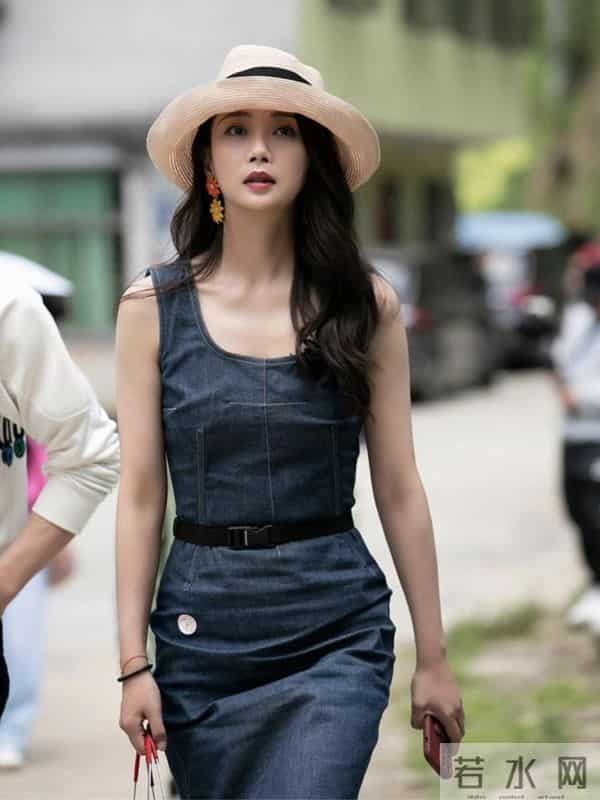 46岁殷桃又在穿搭上做减法，牛仔裙+帽子+长卷发，高级感轻而易举