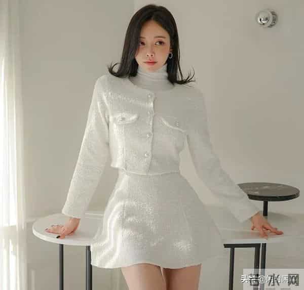 米白套装缀珍珠纽扣，配短裙高跟鞋，简约优雅。