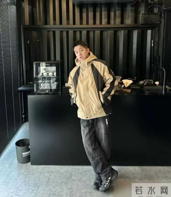 建议男人，今冬别穿羽绒服！换成“冲锋衣+工装裤”，又帅又年轻