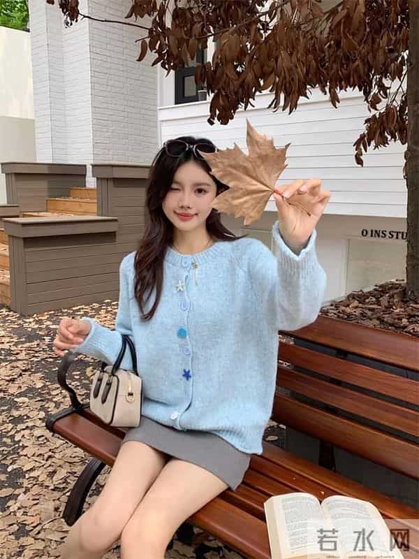 一件浅蓝开衫，让整个人都变得轻松又减龄