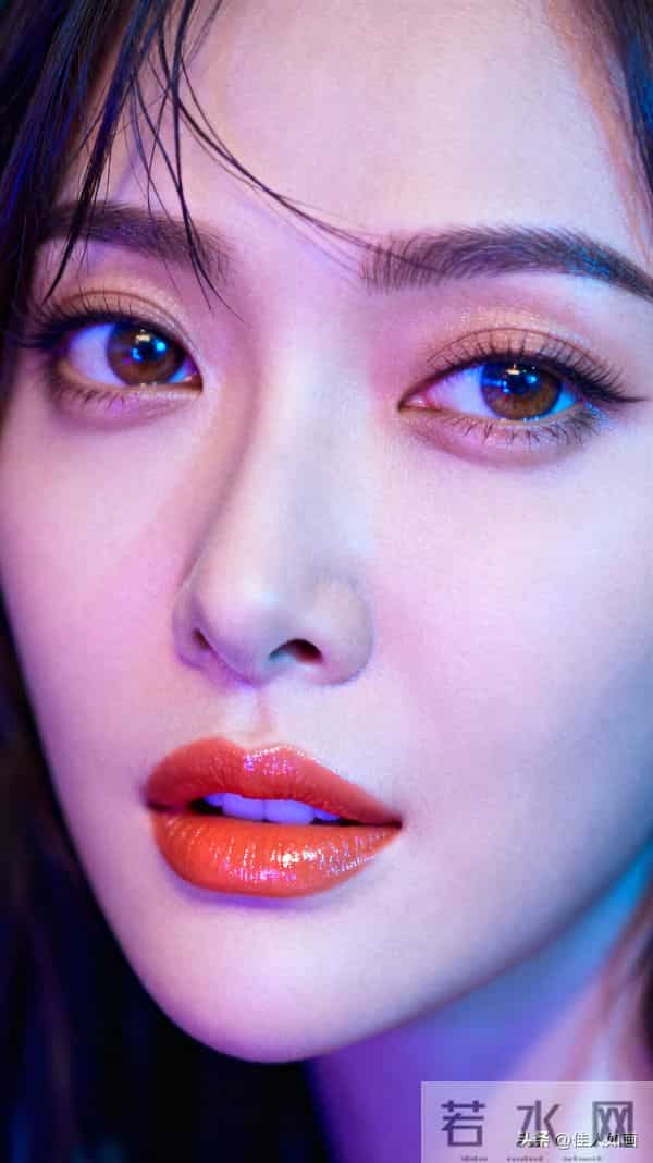 霓虹里的微醺眼波