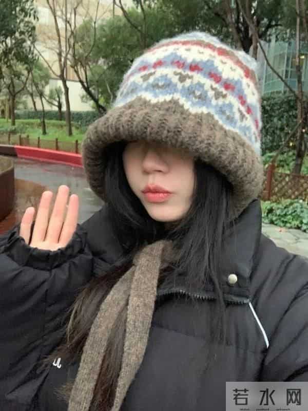 没想到，今冬“奶奶帽”火了！明星潮人都上头了，意外的洋气好看