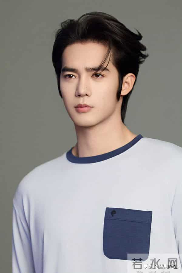 12月首日暖意拉满！于适穿“匠心针线”把温柔焊在穿搭里。