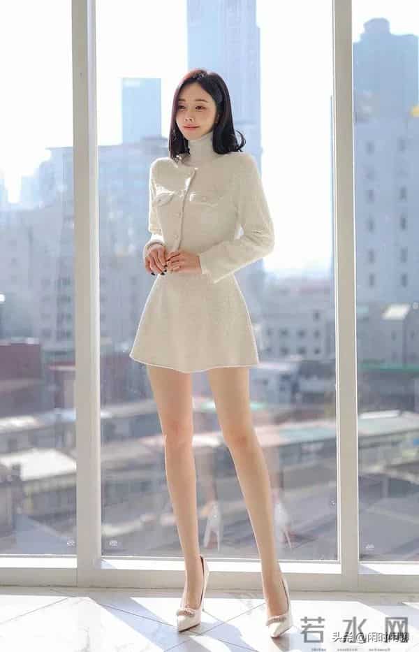 米白套装缀珍珠纽扣，配短裙高跟鞋，简约优雅。