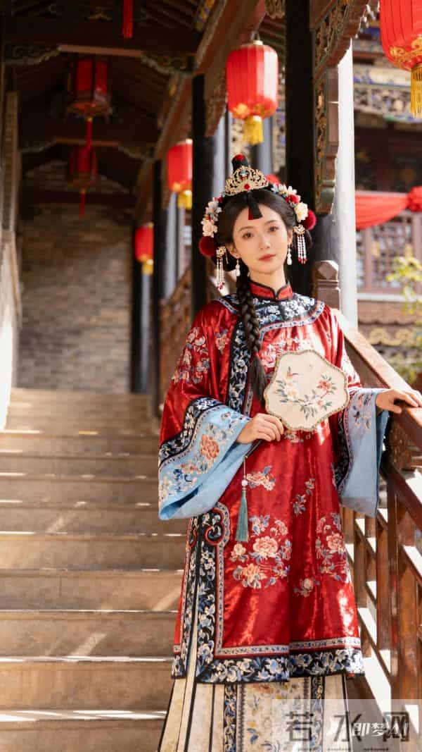 身着红色的精致古风衣裙，面料为华丽的丝质，缀有精致的刺绣
