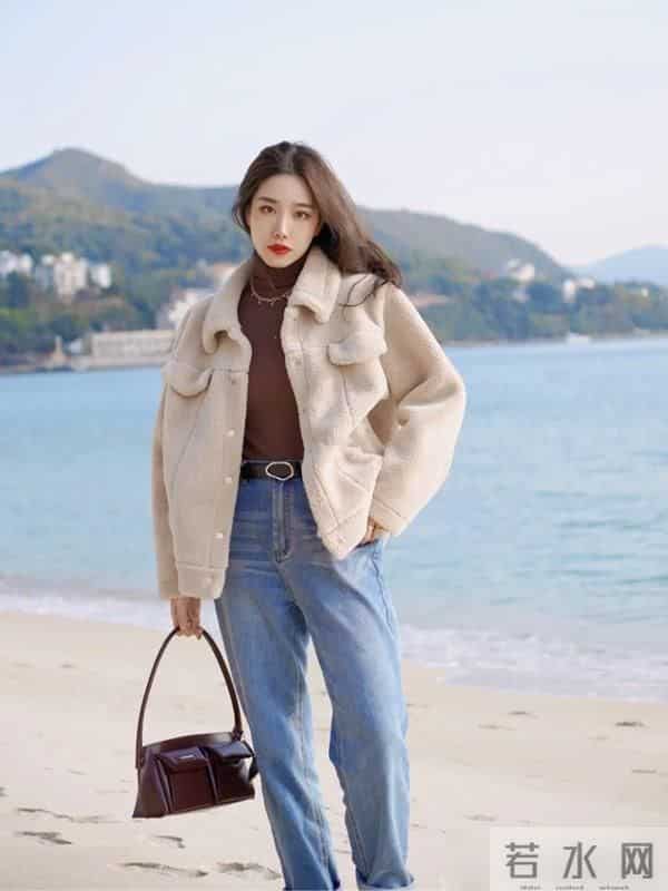 放弃羽绒服吧！今年秋冬“回头率最高”的3件外套，时髦不易撞款