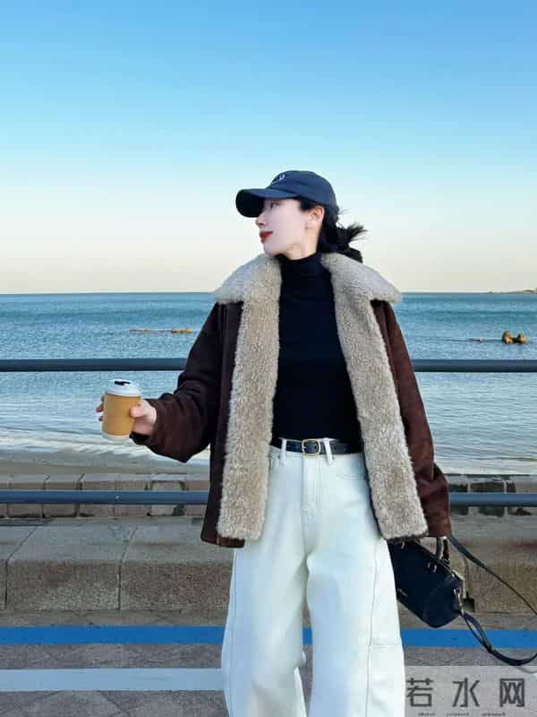 “棕调羊羔毛外套+米白阔腿裤”，秋冬这么搭，松弛又出片~