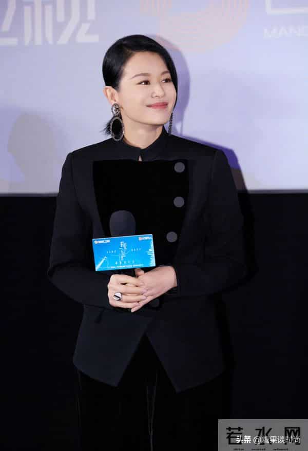 46岁的胡杏儿气色真好，身穿黑色西装，干净利落不失贵气感