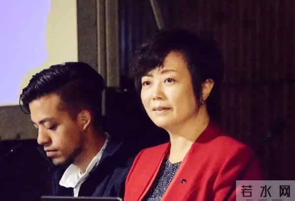 王传福女儿打入巴黎名媛圈，学霸模板长相可人，一抹红裙放光彩