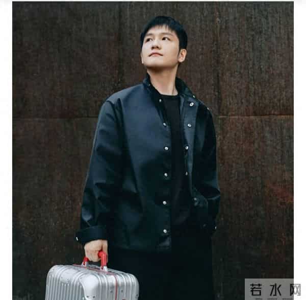 樊振东纯黑穿搭封神！男生全黑造型不沉闷的密码，照着穿稳不出错