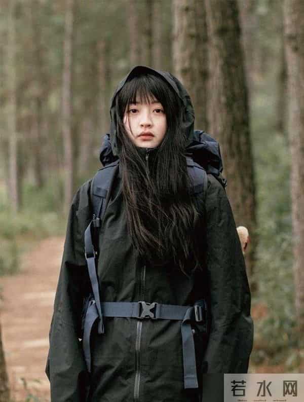 立冬后才发现：不兴羽绒服了！满大街都在穿“冲锋衣”，保暖时髦