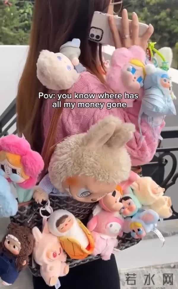 “50块帆布包配3000块包挂”，时髦年轻人背半个身家出门