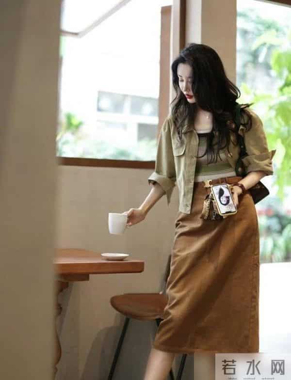 今年秋冬的流行色，为什么非“棕色”莫属？看完上海街拍就知道了