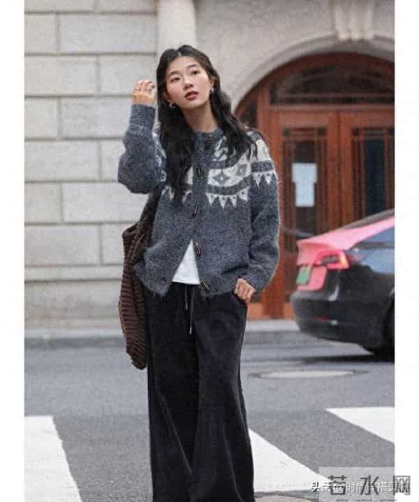 30年前的流行的毛衣又流行回来了,这样穿时髦复古!