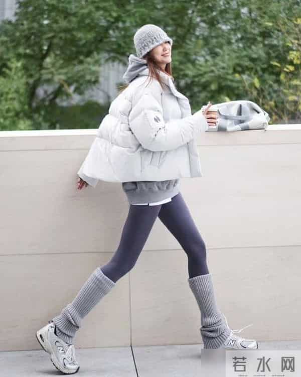 被杭州街拍惊艳了！满街都是“冬服+瑜伽裤”，洋气时髦又保暖