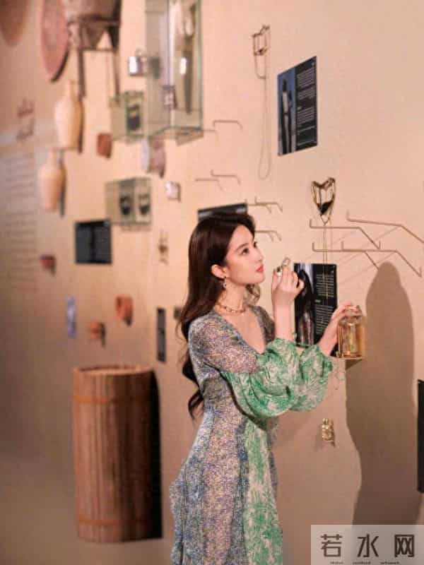 刘亦菲和景甜高端甜美的穿搭，不如白鹿扎染吊带裙清新减龄又时尚