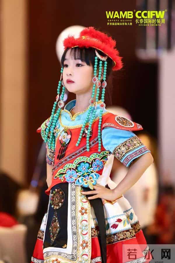 2025长春国际时装周 “落音”品牌年度首秀演绎冰雪风尚