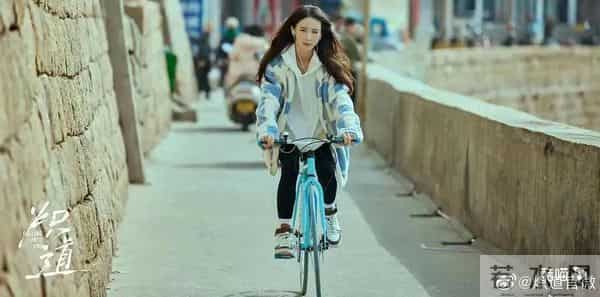 韩剧女主穿火的鞋，这回真成美国足力健了