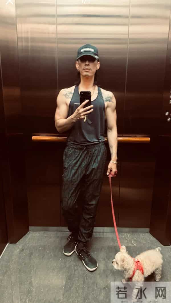 47岁吴建豪“瘦太狠”，穿吊带背心出门真抗冻，胡子拉碴像老头！