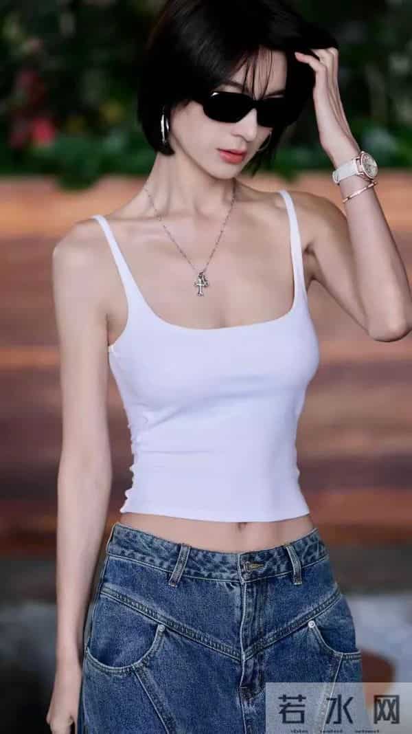 蒋菲菲白色小吊带牛仔裤穿搭这真是魔鬼身材摘下墨镜那刻心动了
