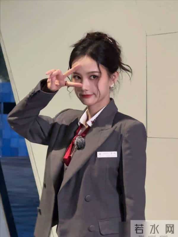 职场风格大变身！女子推理社的穿搭让你眼前一亮