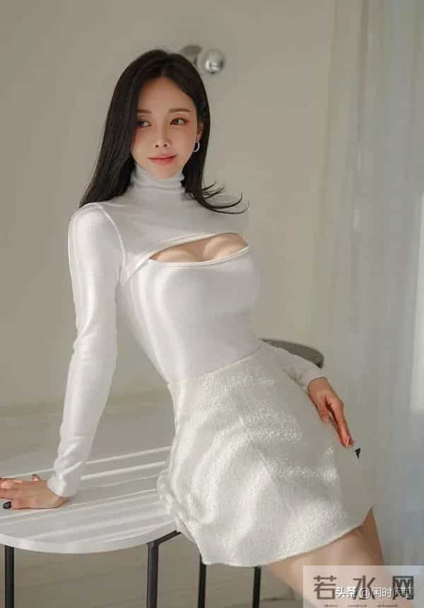 米白套装缀珍珠纽扣，配短裙高跟鞋，简约优雅。