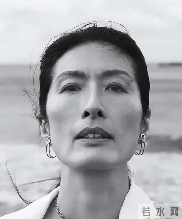嫁纪梵希30年丧夫，52岁再出道，华裔奶奶凭“老钱脸”炸穿时装周