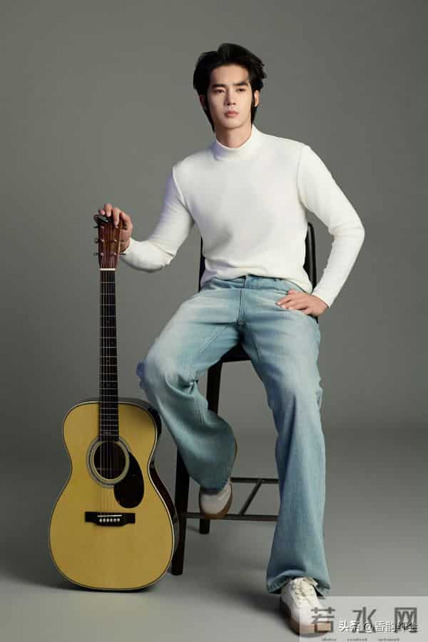 12月首日暖意拉满！于适穿“匠心针线”把温柔焊在穿搭里。