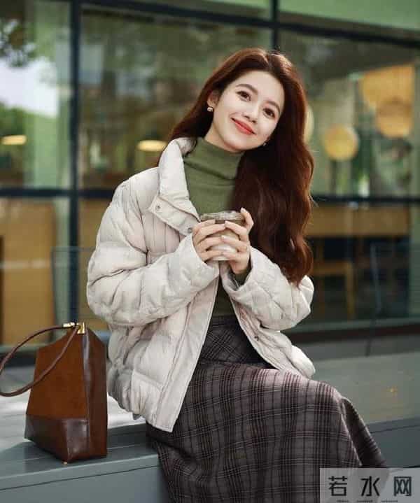 羽绒服颜色选对了才显白减龄，告别黑白灰，多穿这3个“富贵色”