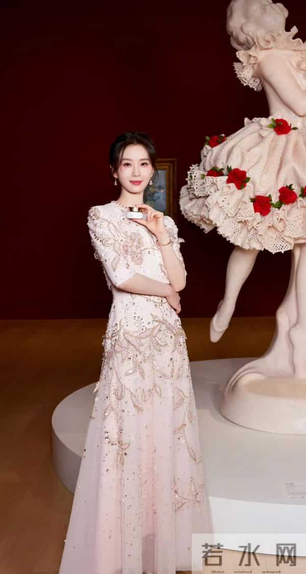 刘诗诗，这种妆感如“白瓷美人”，白里透粉发光的皮肤！美极了！