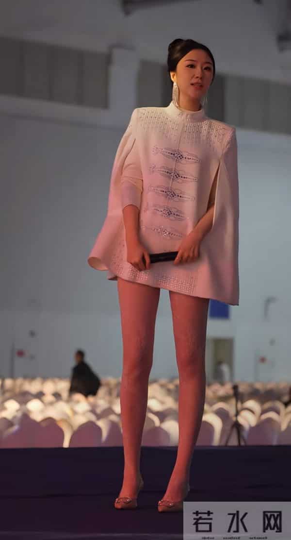 白色蕾丝丝袜普通人根本驾驭不了 也就小姐姐这样的美腿能穿成女神