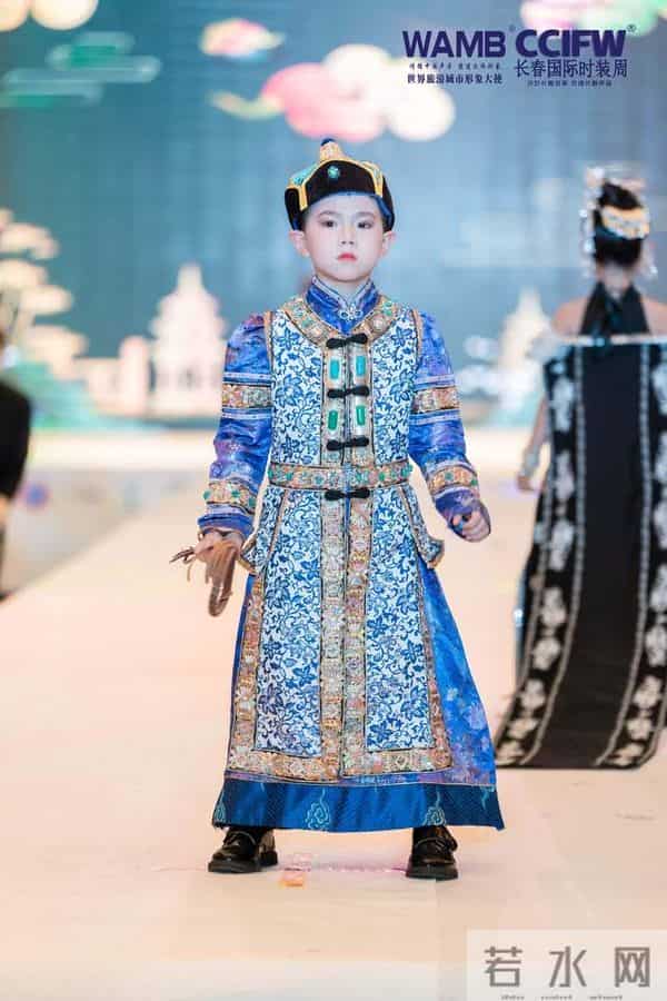 2025长春国际时装周 “落音”品牌年度首秀演绎冰雪风尚