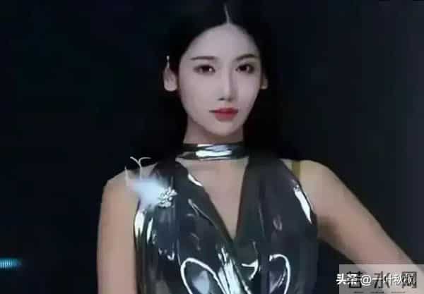 评委比模特还漂亮，身材简直是天花板，身材高挑，气质优雅迷人！