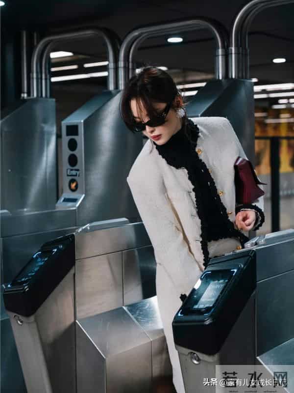 辛芷蕾的“秋冬高级感”时髦穿搭：从秀场到机场，照搬这3招就够