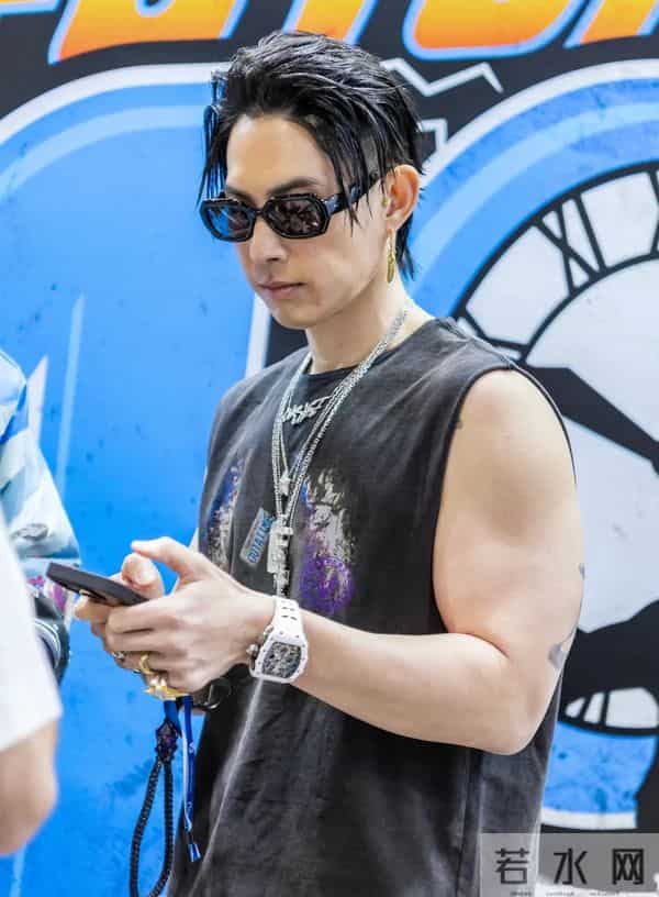 47岁吴建豪“瘦太狠”，穿吊带背心出门真抗冻，胡子拉碴像老头！