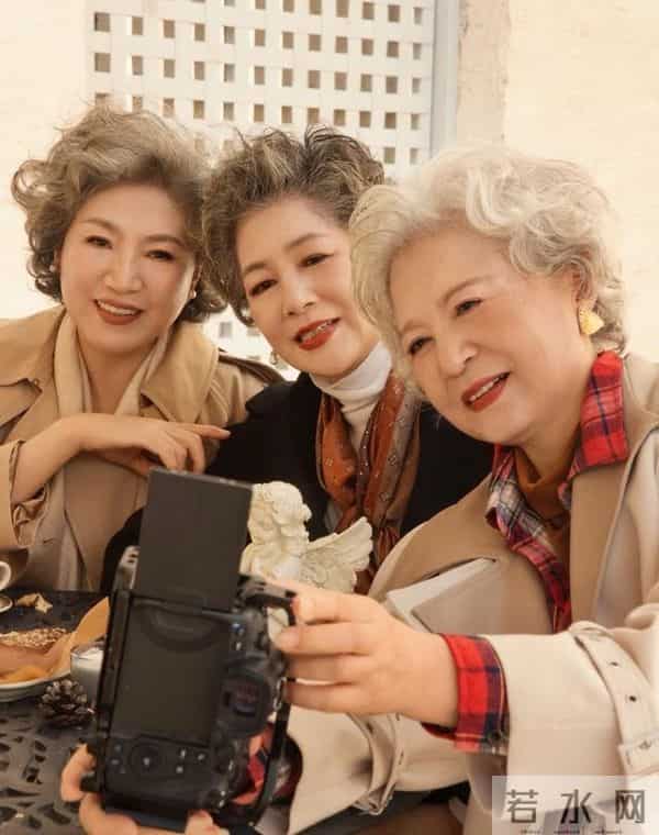 中国式大妈打扮“重灾区”：穿老年装、烫西蓝花头、戴廉价首饰！