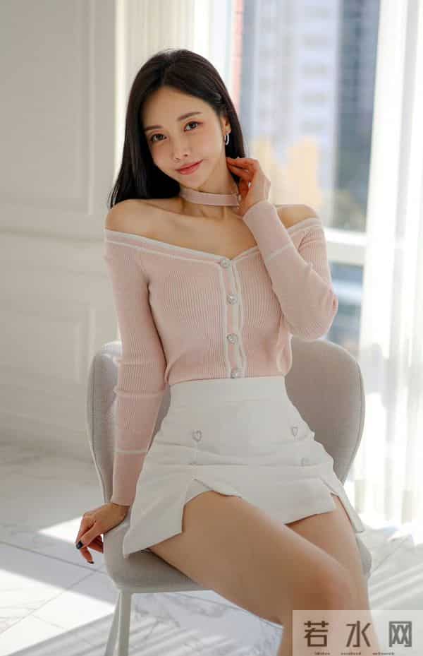 「甜欲轻熟少女风」把粉色的柔甜和露肤细节的小性感揉得又乖又媚