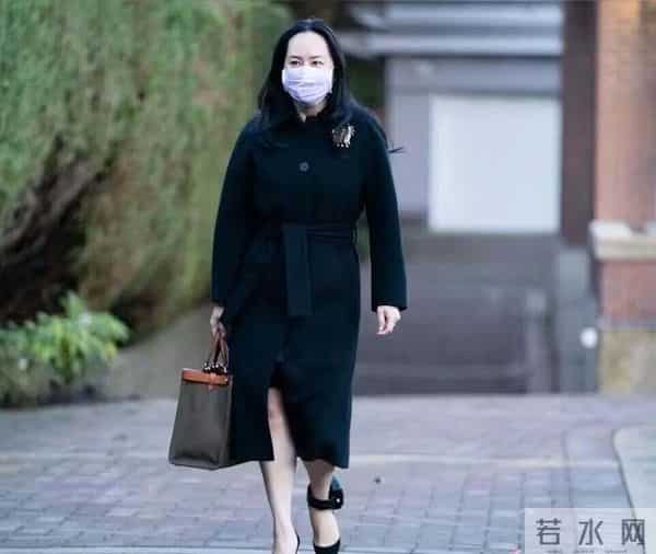 53岁的孟晚舟亲身示范：大衣不配打底裤、运动鞋，到老都没大妈感