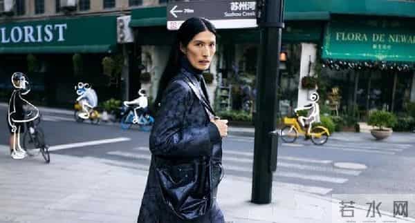 嫁纪梵希30年丧夫，52岁再出道，华裔奶奶凭“老钱脸”炸穿时装周