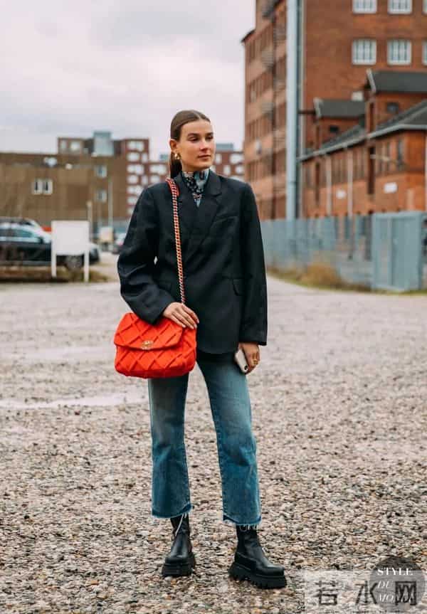 黑靴子太优秀了，冬天配这条裤子超好看