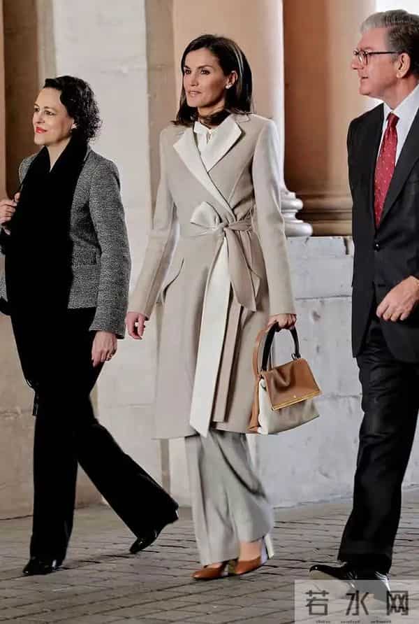 看西班牙王后穿搭，我悟了：衣不花哨，内搭简约，既显气质又优雅