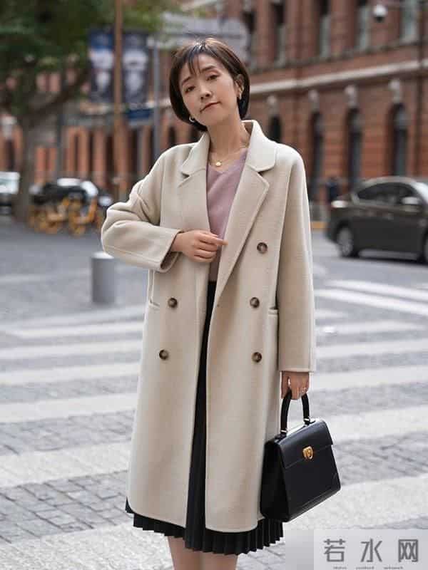 入冬后多穿基础款衣服，大衣、针织衫、半身裙，轻松提升你的气质