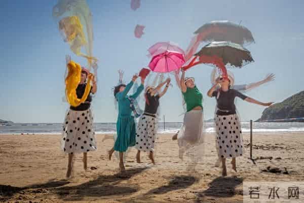 发现没，凡是男人带女人出去玩，女的都会穿裙子，你知道为什么吗