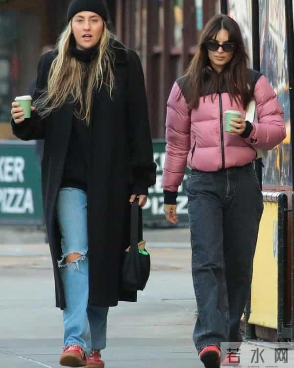 羽绒服+牛仔裤=冬天王炸CP！明星平民都在穿，保暖时髦还不挑人！