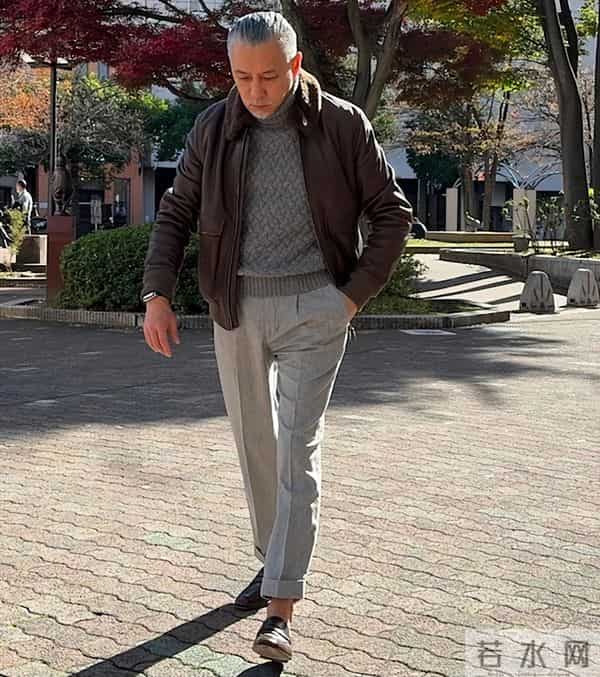 50岁男人想要年轻：穿要简洁有型、裤优雅、戴假发，老了也照样帅