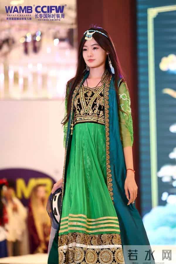 2025长春国际时装周 “落音”品牌年度首秀演绎冰雪风尚