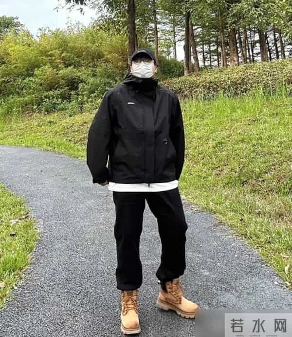 建议男人，今冬别穿羽绒服！换成“冲锋衣+工装裤”，又帅又年轻