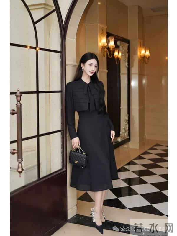 黑色连衣裙尽显浪漫跟优雅~