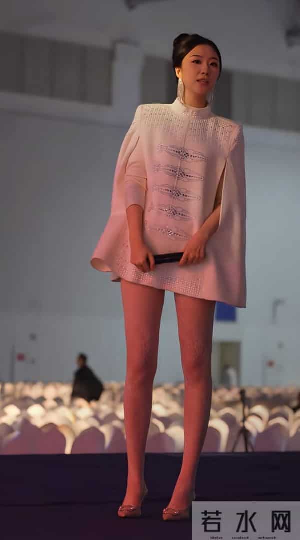 白色蕾丝丝袜普通人根本驾驭不了 也就小姐姐这样的美腿能穿成女神